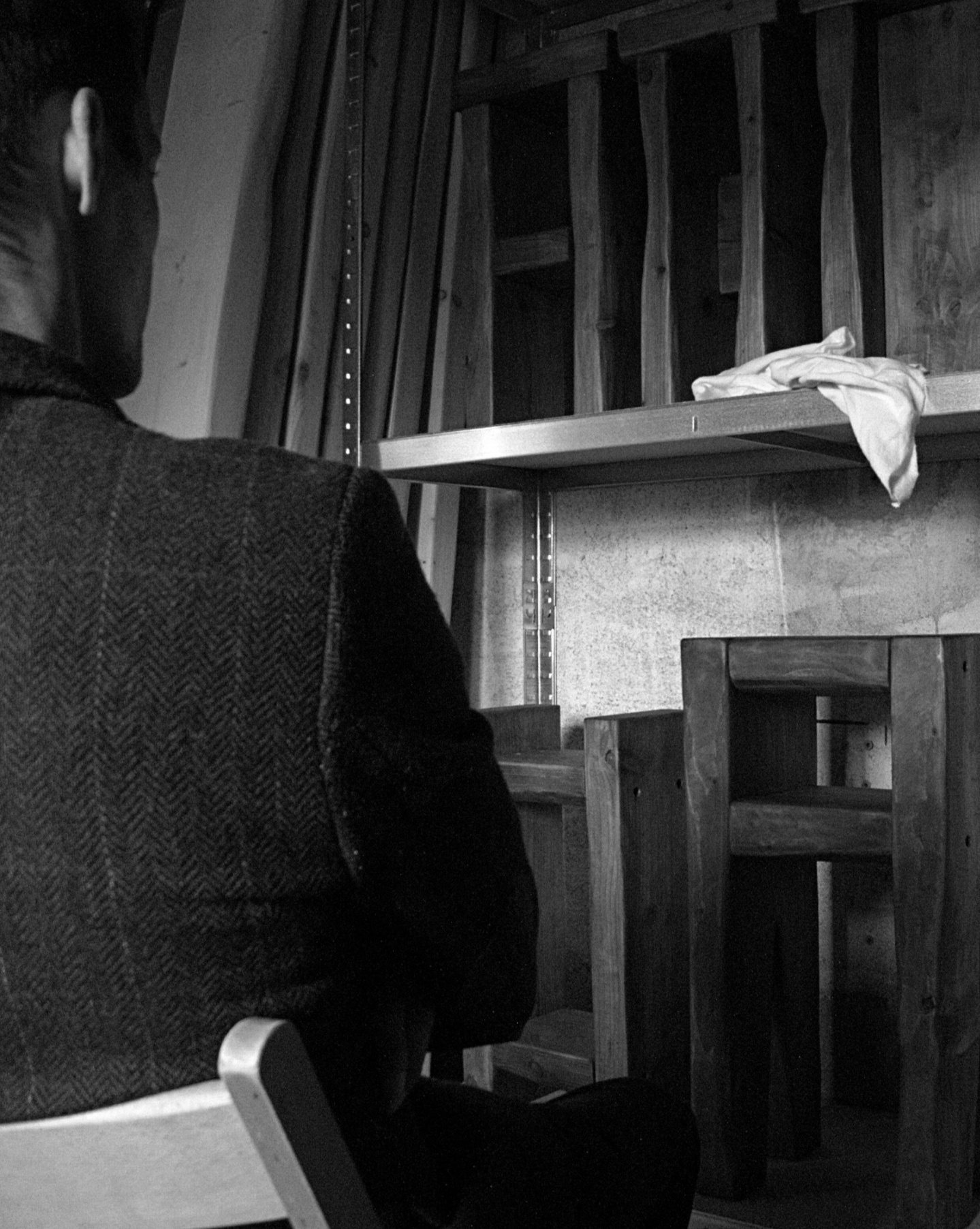 Portrait Rousseau Sarment - Identité visuelle haut de gamme Créateur Rousseau Sarment, mobilier design haut de gamme en bois massif, univers artisanal et contemporain.